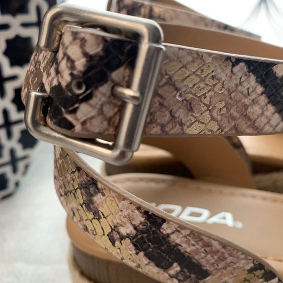 Soda Snake Skin platform Sandals women’s 6.5 or 8, 8.5,9,9.5 or 10 - Picture 11 of 16